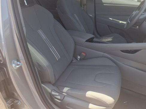 Certified 2025 Hyundai Elantra SEL FWD image 11