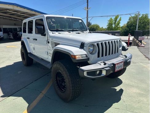 Used 2018 Jeep Wrangler Unlimited Sahara image 3