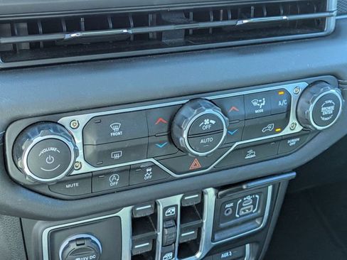 Used 2025 Jeep Wrangler Unlimited Rubicon AWD/4WD image 24