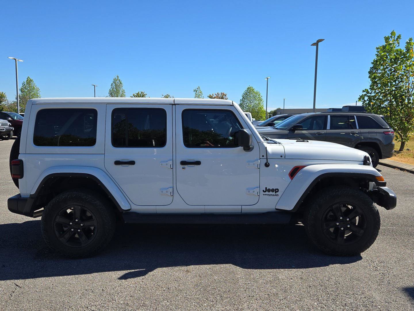 Used 2022 Jeep Wrangler Unlimited Sahara AWD/4WD image 8