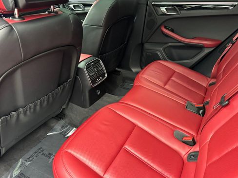 Used 2023 Porsche Macan S image 13