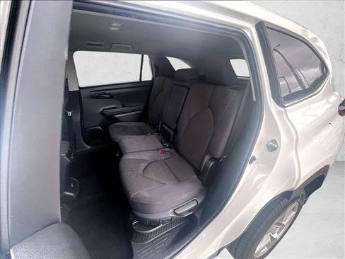 Used 2021 Toyota Highlander LE FWD image 28