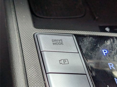 Used 2025 Hyundai Elantra Limited FWD image 25