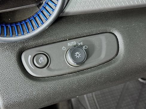 Used 2025 Chevrolet Trax LT FWD image 10