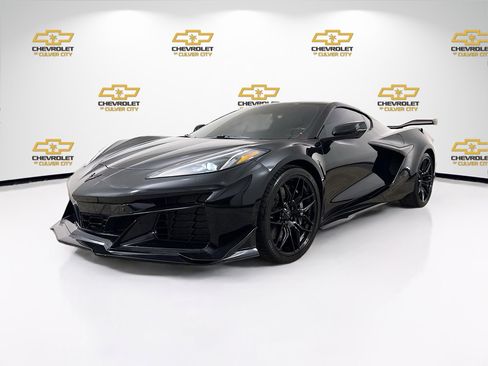 Used 2023 Chevrolet Corvette Z06 w/ Z07 Performance Package RWD image 3