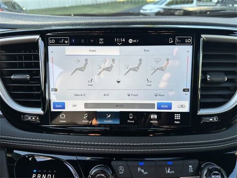 New 2025 Chrysler Pacifica Select image 24