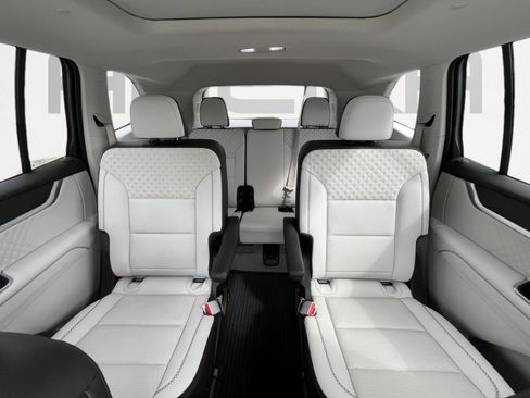 Used 2025 GMC Acadia Denali w/ Super Cruise Package FWD image 12