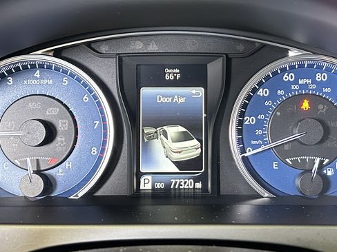 Used 2016 Toyota Camry LE image 28