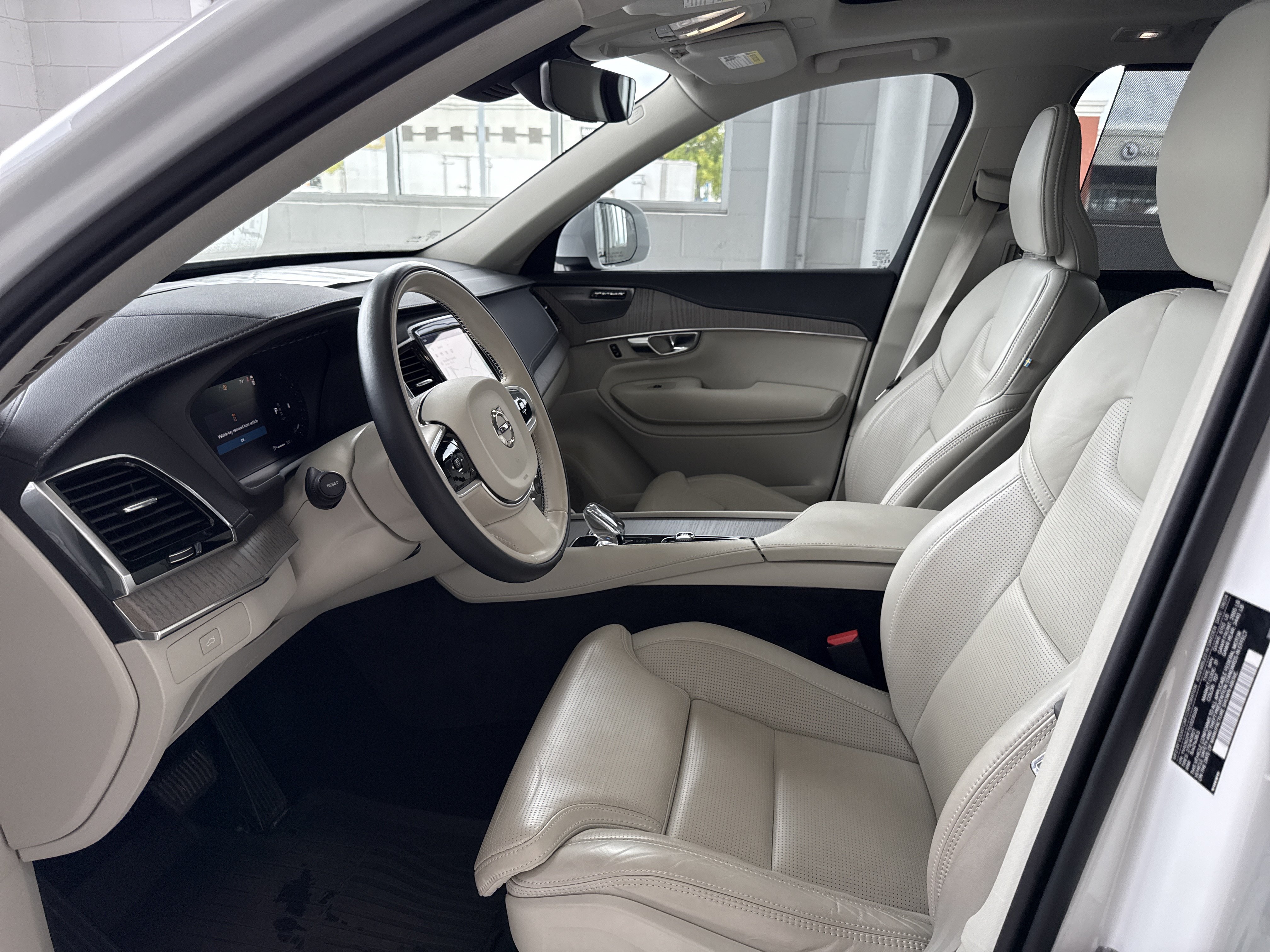 Used 2025 Volvo XC90 B6 Ultra w/ Protection Package AWD/4WD image 4