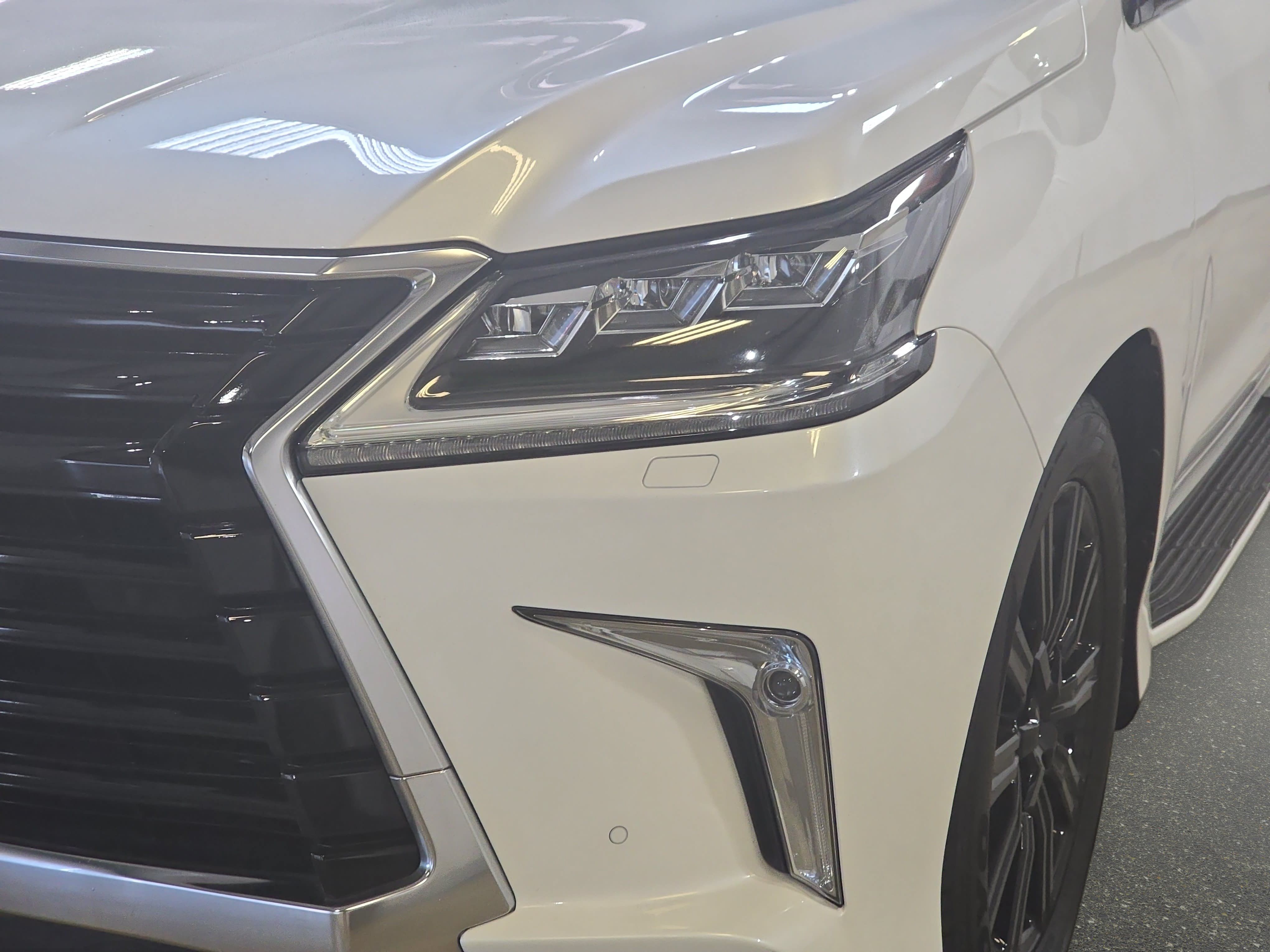 Used 2021 Lexus LX 570 4WD w/ Luxury Package image 30