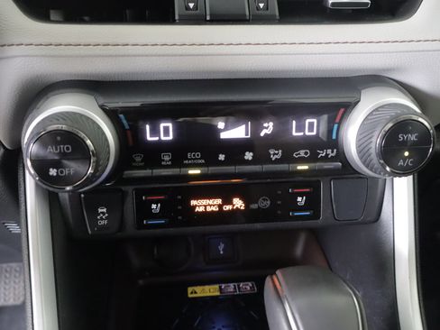 Used 2022 Toyota RAV4 Limited AWD/4WD image 17