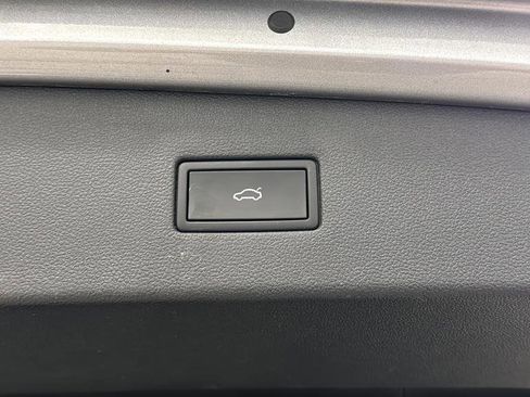 Used 2022 Volkswagen Tiguan SE R-Line image 32