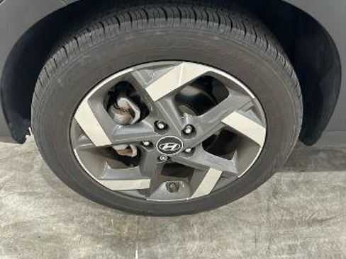 Used 2024 Hyundai Venue Limited FWD image 10