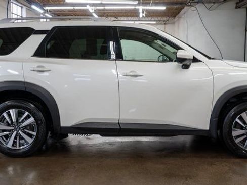 Used 2024 Nissan Pathfinder SL AWD/4WD image 5