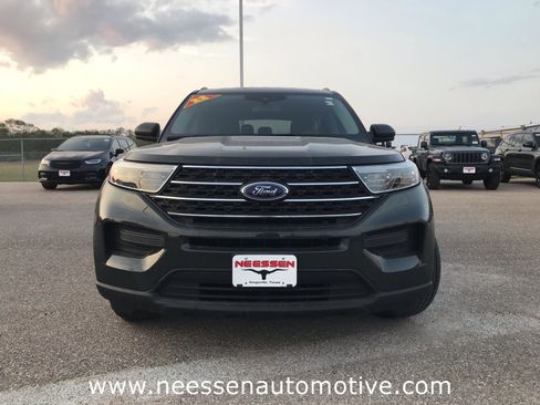 Used 2022 Ford Explorer XLT image 2