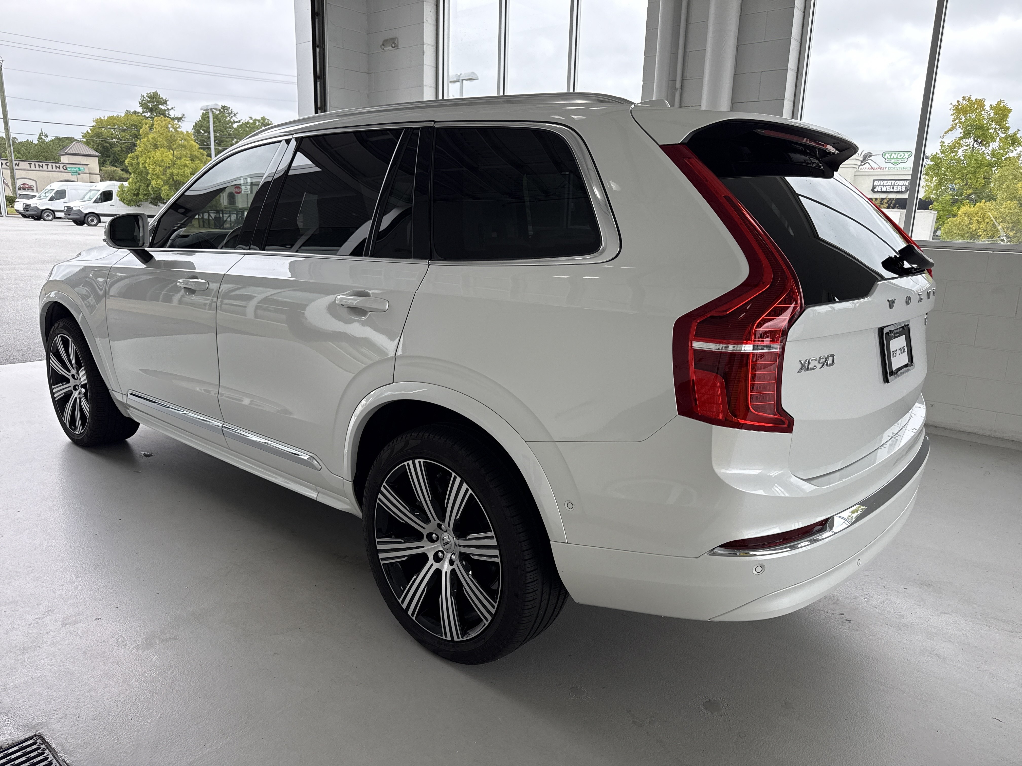Used 2025 Volvo XC90 B6 Ultra w/ Protection Package AWD/4WD image 8