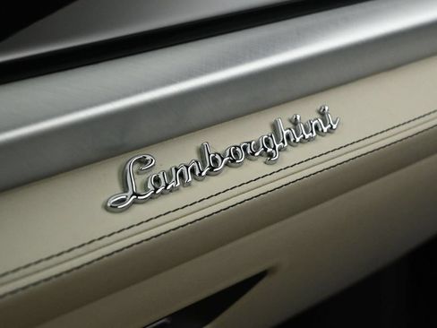 Used 2026 Lamborghini Urus SE AWD/4WD image 18