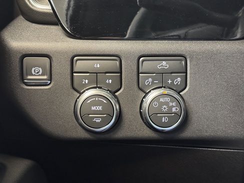 Used 2026 GMC Sierra 3500 SLE w/ Preferred Package image 29