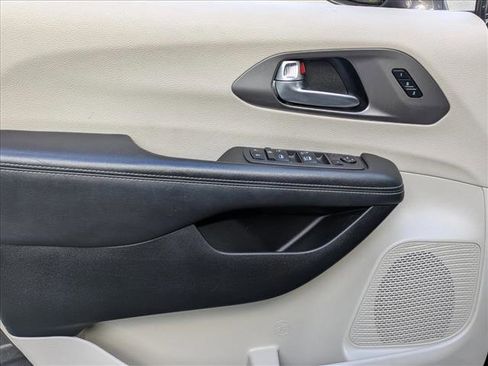 Used 2022 Chrysler Pacifica Touring-L image 14