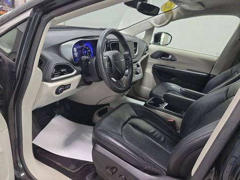 Used 2022 Chrysler Pacifica Touring-L AWD/4WD image 35