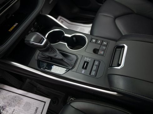 Used 2023 Toyota Highlander L image 19