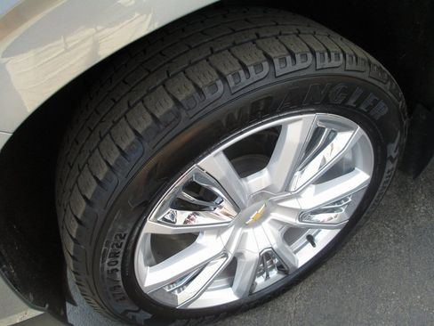 Used 2023 Chevrolet Suburban High Country image 12