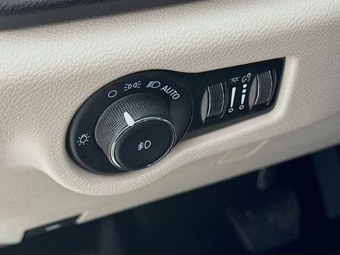 Used 2023 Chrysler Pacifica Touring-L FWD image 23