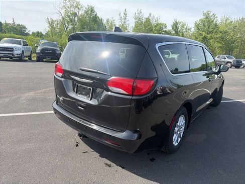 Used 2023 Chrysler Voyager LX FWD image 7