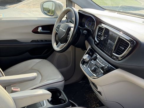 Used 2019 Chrysler Pacifica Limited w/ Advanced Safetytec Group FWD image 14