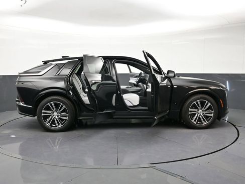 Used 2025 Cadillac Lyriq Luxury AWD/4WD image 32