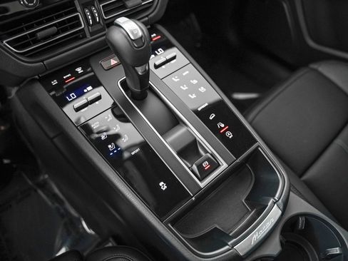 Certified 2026 Porsche Macan AWD/4WD image 18
