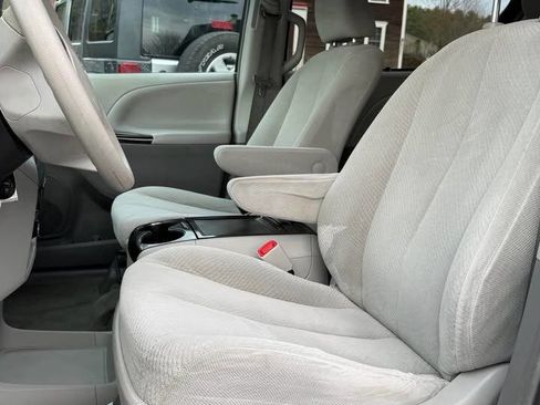 Used 2013 Toyota Sienna LE image 6
