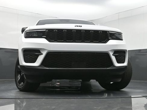 Used 2025 Jeep Grand Cherokee Altitude RWD image 27