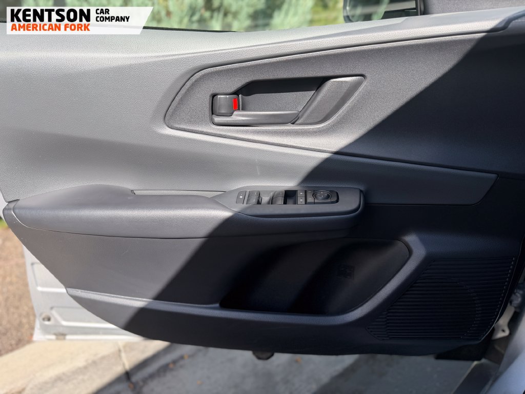 Used 2025 Toyota Prius LE AWD/4WD image 19