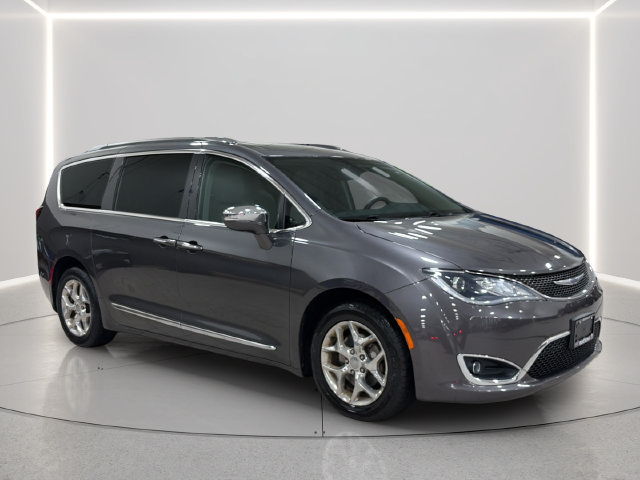 Used 2017 Chrysler Pacifica Limited w/ UConnect Theater Package FWD image 8