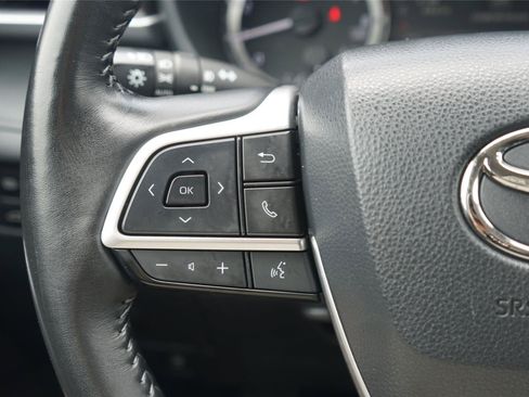 Used 2023 Toyota Highlander LE AWD/4WD image 17