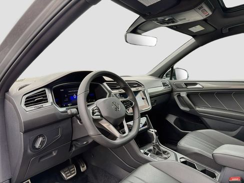 Used 2022 Volkswagen Tiguan SE R-Line FWD image 9