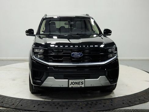 Used 2025 Ford Expedition Platinum w/ Driver's Package AWD/4WD image 3