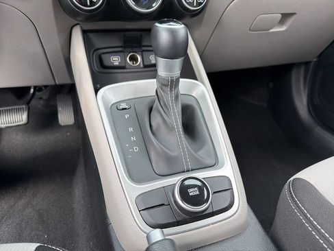 Used 2025 Hyundai Venue SEL FWD image 14
