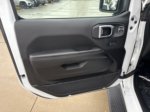 Used 2024 Jeep Wrangler Unlimited Sahara AWD/4WD image 13
