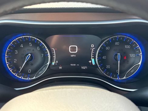 Used 2017 Chrysler Pacifica Touring-L Plus FWD image 25