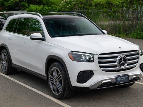 Used 2024 Mercedes-Benz GLS 450 4MATIC image 9
