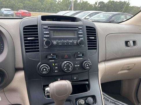 Used 2008 Kia Sedona LX image 12