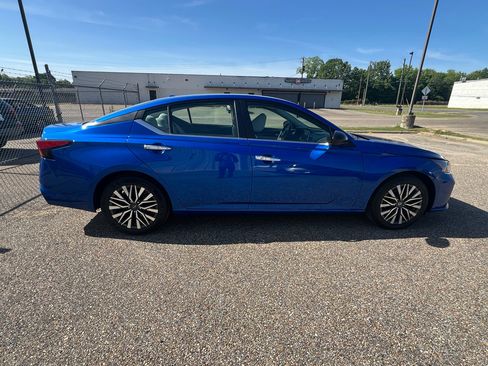 Used 2025 Nissan Altima 2.5 SV FWD image 10