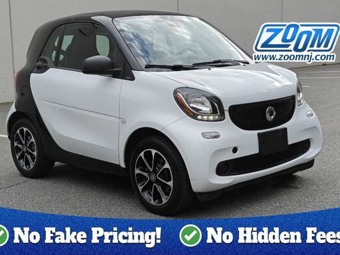Used 2017 smart fortwo passion RWD image 1