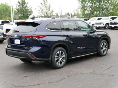 Used 2022 Toyota Highlander XLE AWD/4WD image 5