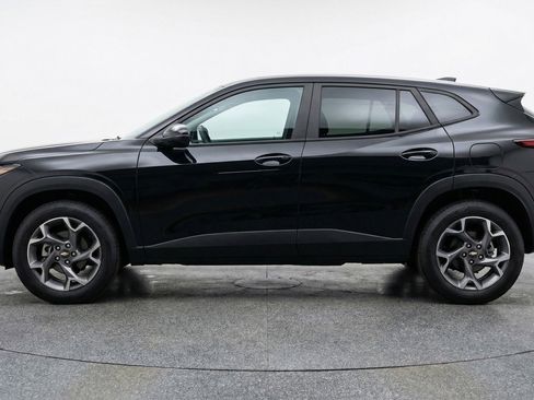 Used 2025 Chevrolet Trax LT image 3