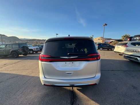 Used 2024 Chrysler Pacifica Touring-L image 4