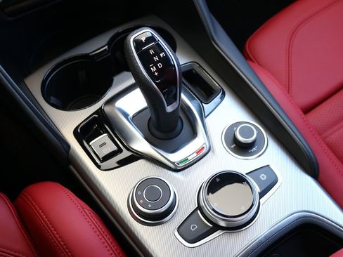 New 2025 Alfa Romeo Giulia AWD w/ Veloce Package AWD image 38