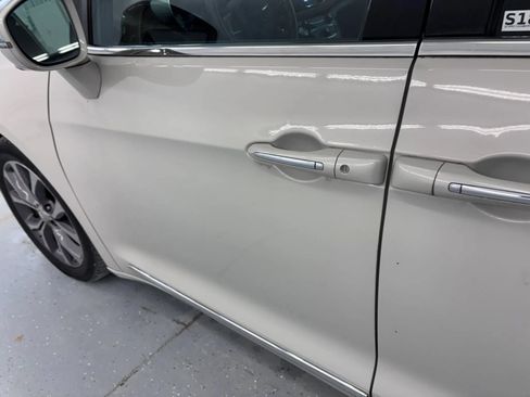 Used 2017 Chrysler Pacifica Limited w/ UConnect Theater Package FWD image 19